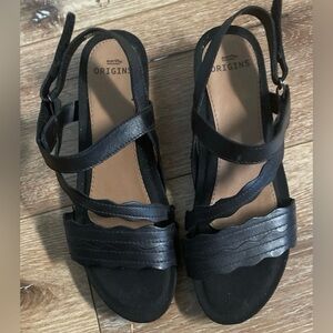 Earth Origins Asymmetrical Strap Wedges Poppy Black - 10 Wide